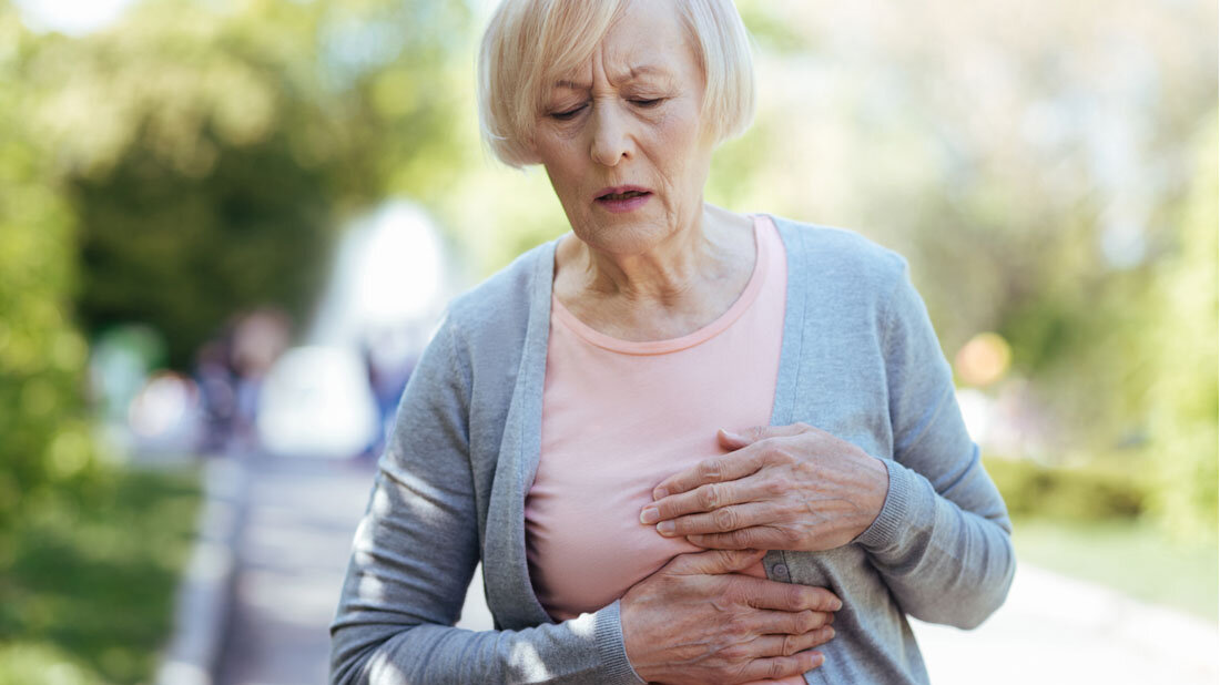Herzschwaeche.jpg Ältere Frau greift sich ans Herz