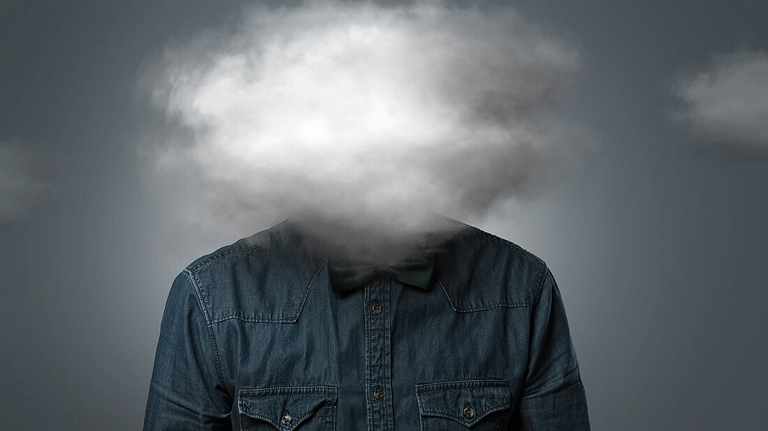 Fotomontage mit einer Person, deren Kopf hinter einer Wolke verborgen ist