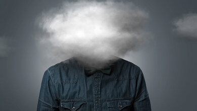 Fotomontage mit einer Person, deren Kopf hinter einer Wolke verborgen ist