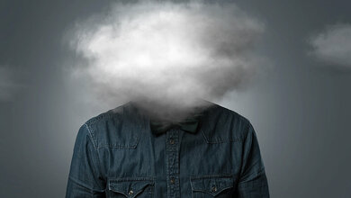 Fotomontage mit einer Person, deren Kopf hinter einer Wolke verborgen ist