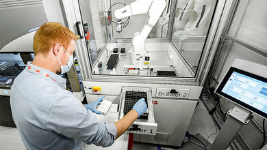 Titelbild zu einer Meldung über ein automatisiertes Testsystem auf neutralisierende Antikörper von ABB Robotics gemeinsam mit der University of Texas Medical Branch (UTMB), mit dem sich die Immunität gegen verschiedene Coronavirus-Stämme effektiv bestimmen lassen soll