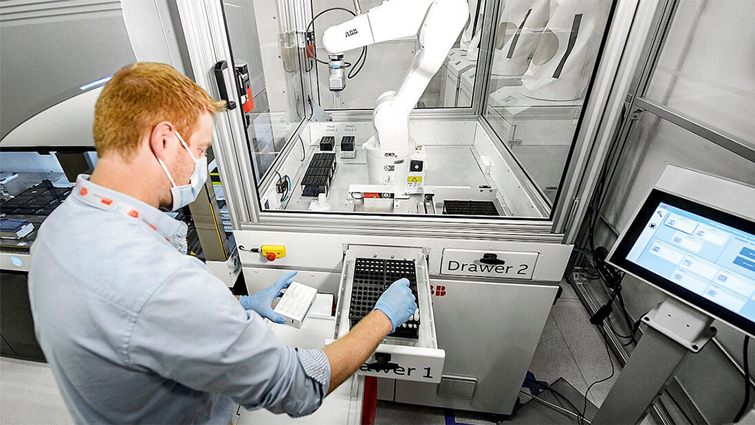 Automatisierung von Antikörpertests Titelbild zu einer Meldung über ein automatisiertes Testsystem auf neutralisierende Antikörper von ABB Robotics gemeinsam mit der University of Texas Medical Branch (UTMB), mit dem sich die Immunität gegen verschiedene Coronavirus-Stämme effektiv bestimmen lassen soll