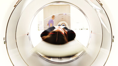 Patientin im MRT