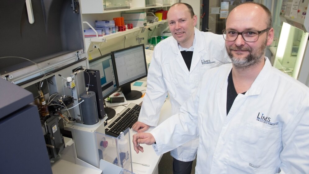 Prof. Dr. Joachim L. Schultze und Dr. Marc Beyer (von links) vom LIMES-Institut der Universität Bonn