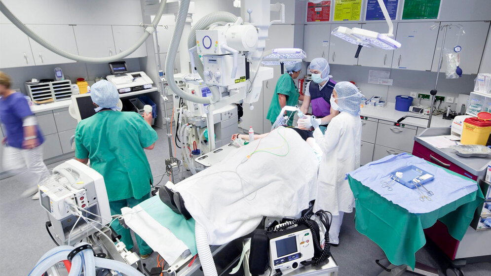 Erstversorgung_der_Patienten_findet_im_Schockraum_statt_Foto_Heiko_Grandel_Uniklinik_Ulm.jpg Schockraum
