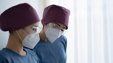 Zwei Frauen in der Klinik tragen Maske.