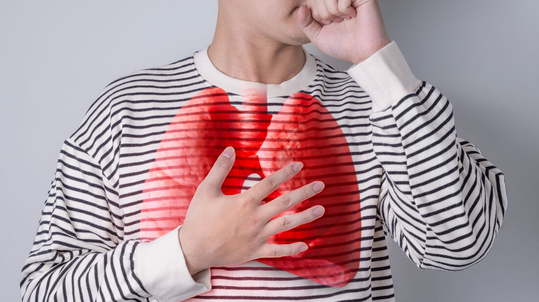 Mann mit Lungenproblemen, der hustet