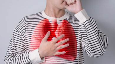 Mann mit Lungenproblemen, der hustet