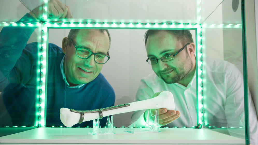 Professor Stefan Diebels (l.) und DFKI-Forscher Christian Wolff 