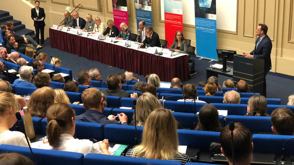 Gesundheitsminister Jens Spahn beim Therapiegipfel