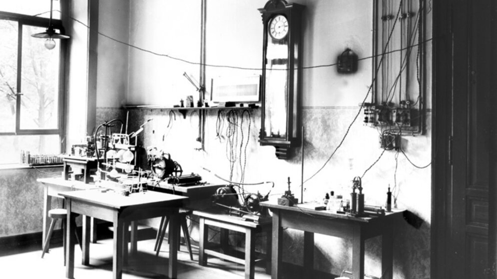 Arbeitsplatz_Roentgen.jpg Röntgens Laboratorium