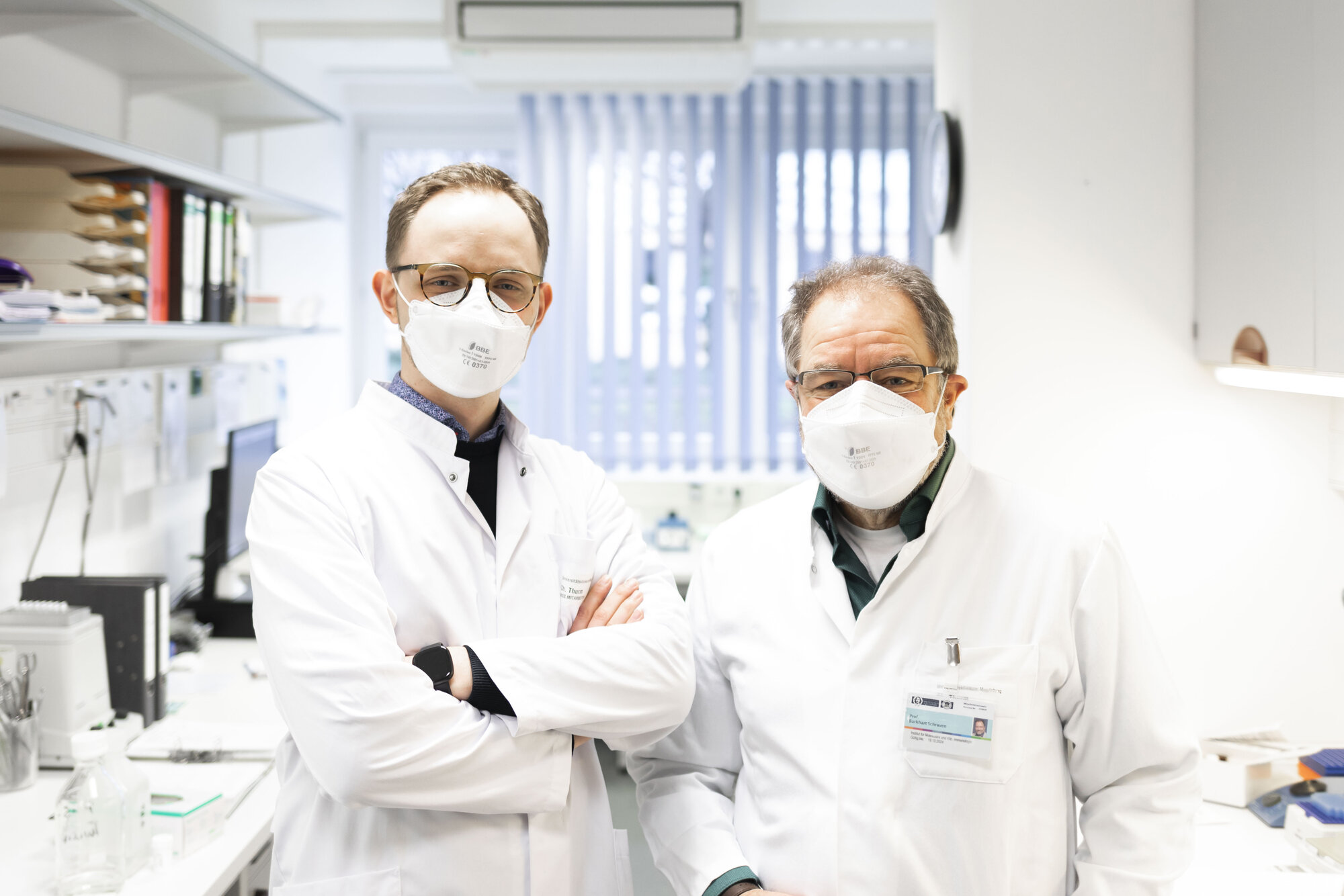 Dr. rer. nat. Christoph Thurm und Institutsdirektor Prof. Dr. med. Burkhart Schraven 