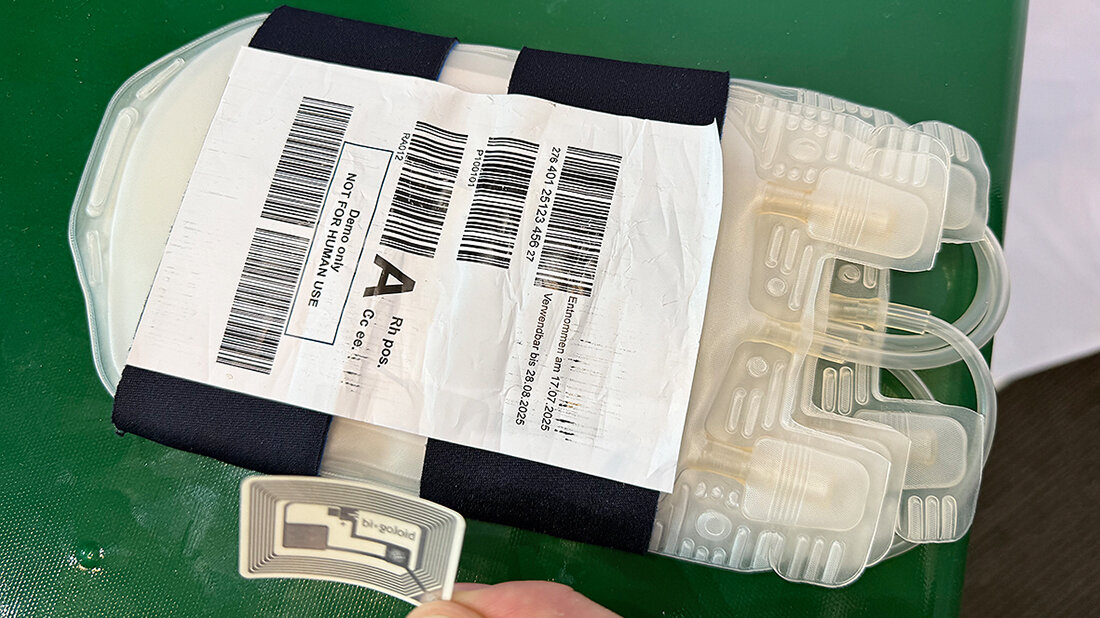 Foto einer Packung Erythrozytenkonzentrat mit RFID-Chip