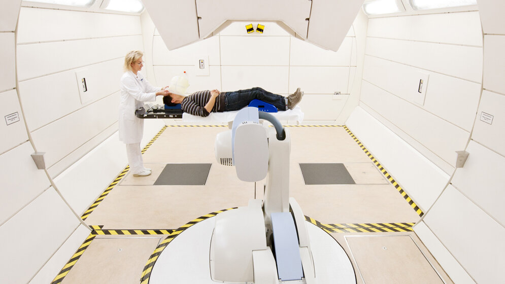 Bestrahlungsraum_im_Heidelberger_Ionenstrahl_Therapiezentrum_HIT__Unikinikum_Heidelberg.jpg Ionenstrahl-Therapiezentrum