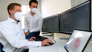 PD Dr. Tobias Lasser und Dr. Sebastian Krammer am  Bildschirm