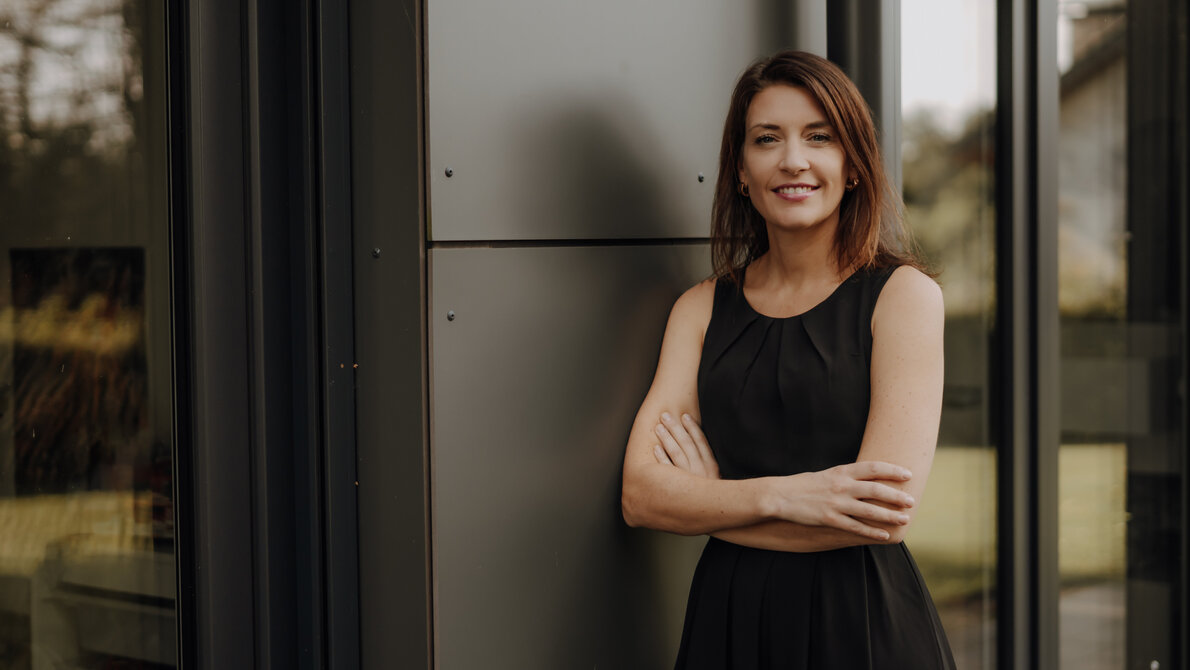 Katrin Hägele vor einem Gebäude.