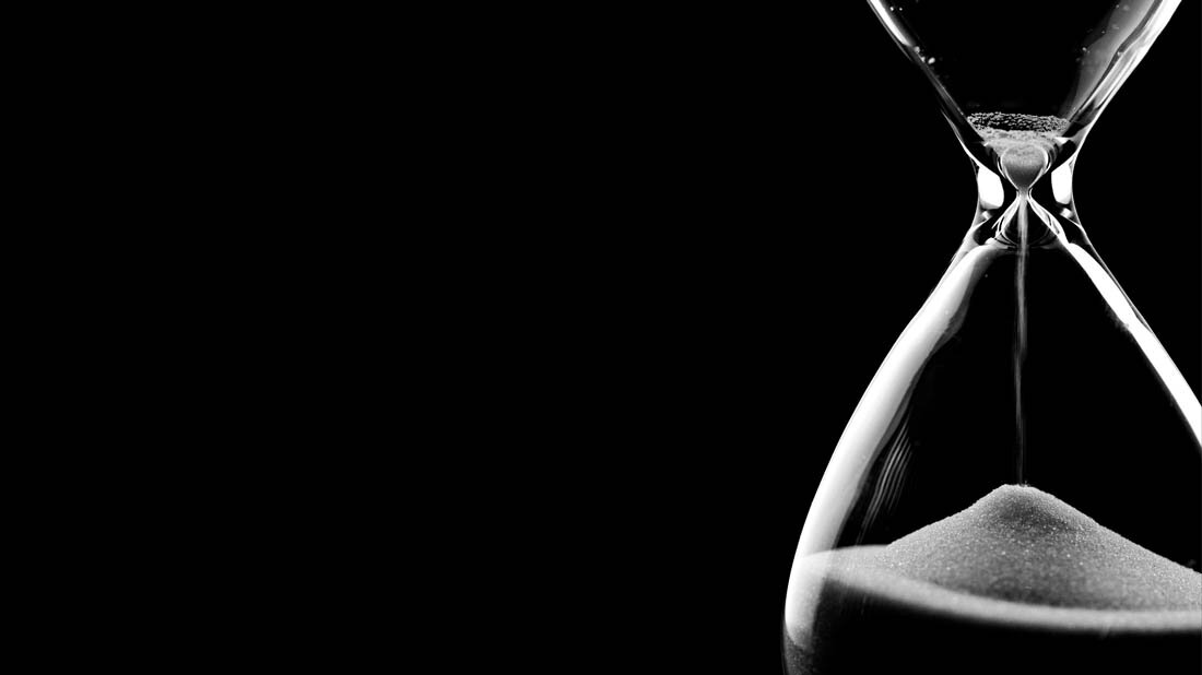 Sanduhr, die als Symbolbild für die Lebenserwartung stehen soll.