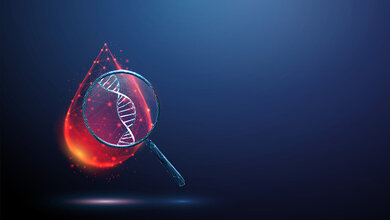 Lupe über einem Tropfen Blut, durch die eine Doppelhelix zu sehen ist, auf dunkelblauem Hintergrund