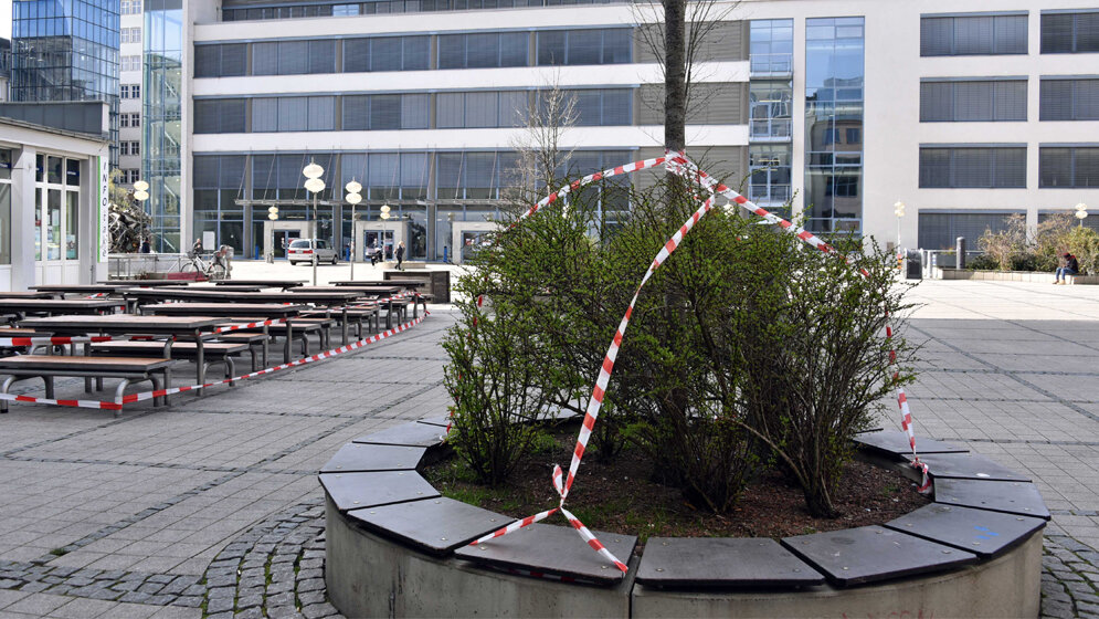 Gesperrte_Sitzbaenke_Anne_Guenther_FSU_Jena.jpg Gesperrte Sitzbänke auf dem Campus der Uni Jena