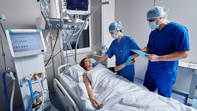 Patientin auf Stroke Unit mit zwei Ärzten