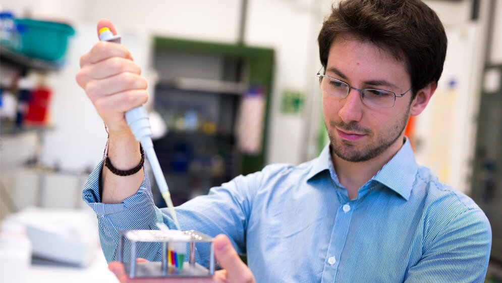 Doktorand_Francesco_Righetti_sucht_nach_Thermometern_von_Bakterien_RUB_Kramer_16062016.jpg Doktorand Francesco Righetti