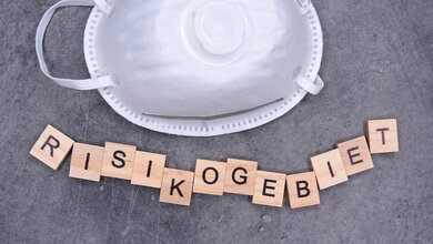 FFP2 Maske und Buchstaben Risikogebiet