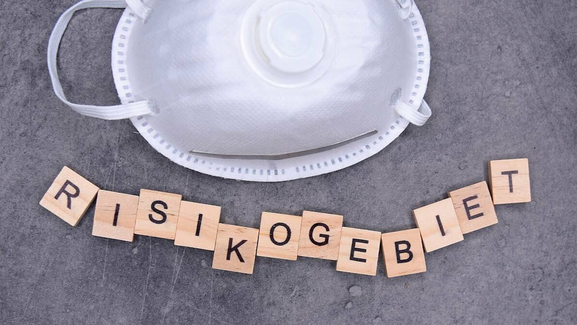 FFP2 Maske und Buchstaben Risikogebiet