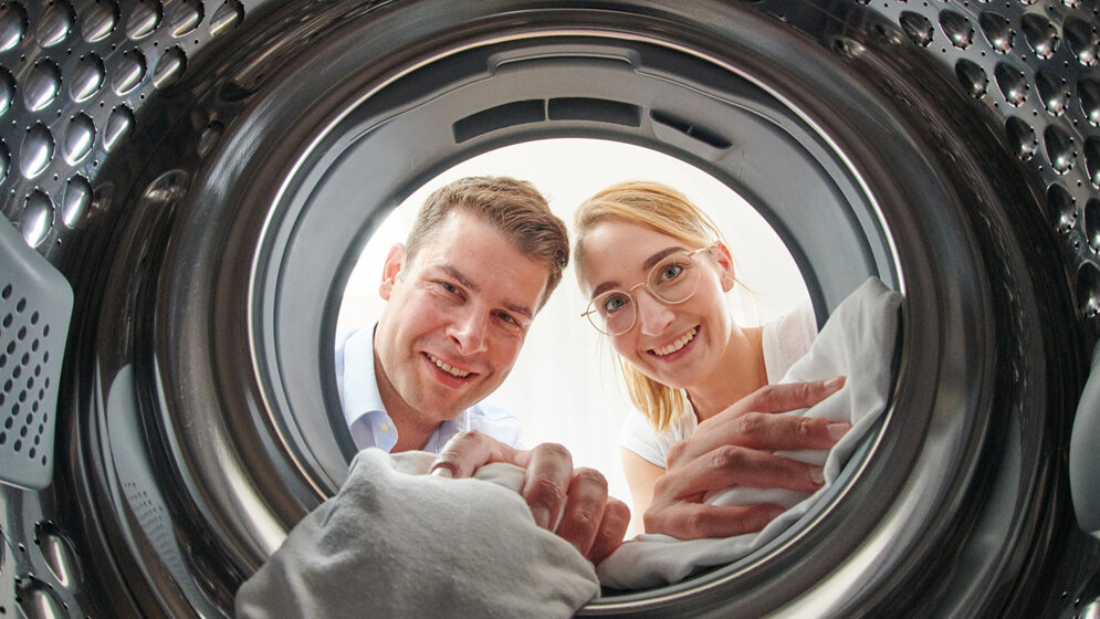 Waschmaschine_und_Keime__Foto_Volker_Lannert_Uni_Bonn.jpg Dr. Dr. Ricarda Schmithausen und Dr. Daniel Exner vom Universitätsklinikum Bonn