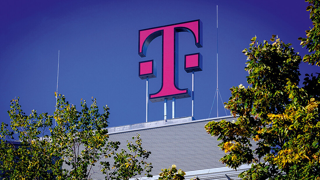 Foto des Firmenlogos der Telekom auf einem Dach