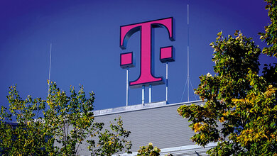 Foto des Firmenlogos der Telekom auf einem Dach