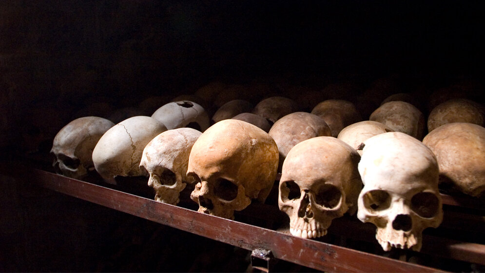 Ruanda.jpg Schädel von Opfern des Völkermordes