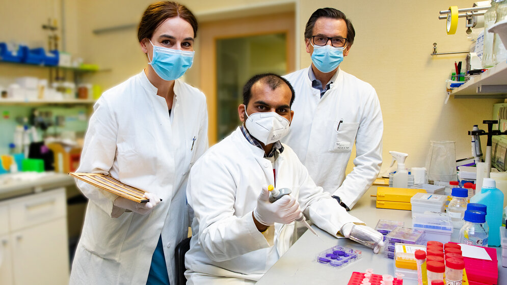 Dr_Anna_Saborowski_Gajanan_Kendre_und_Professor_Dr_Arndt_Vogel_Foto_Karin_Kaiser_MHH.jpg Dr. Anna Saborowski, Gajanan Kendre und Professor Dr. Arndt Vogel