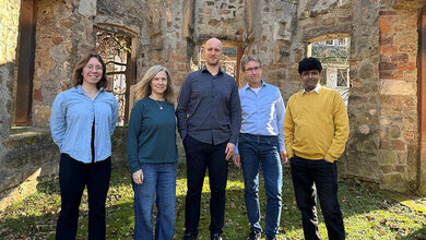 5 Personen im freien vor einem alten Gemäuer