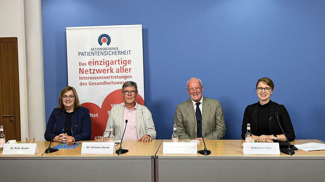 Foto vom Podium bei der Veranstaltung des Aktionsbündnisses Patientensicherheit (APS)
