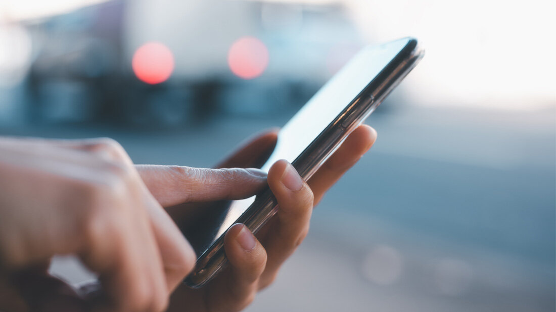 Smartphone.jpg Abbildung eines Smartphone, das gerade benutzt wird.