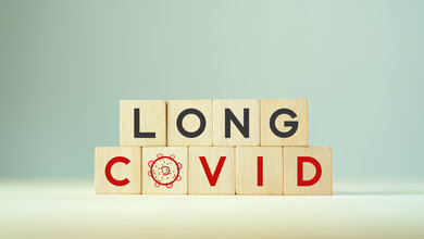 AdobeStock_493723646.jpeg Würfel mit Aufdruck Long COVID