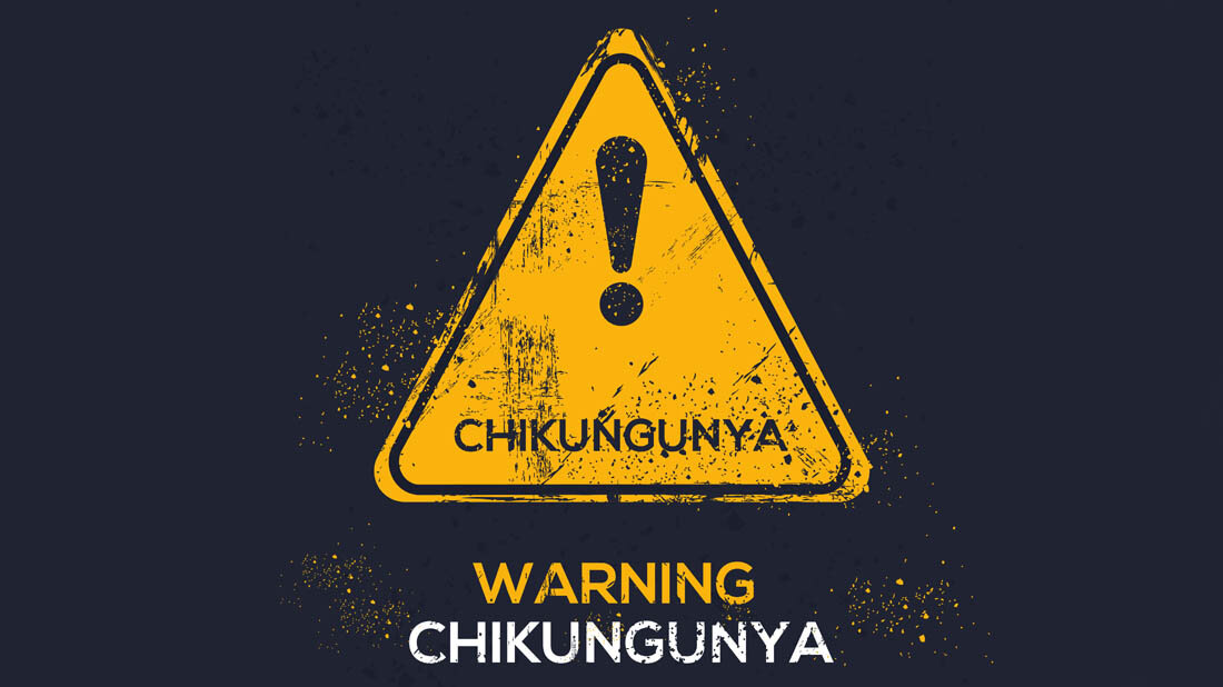 Schild mit einer Warnung vor Chikungunya