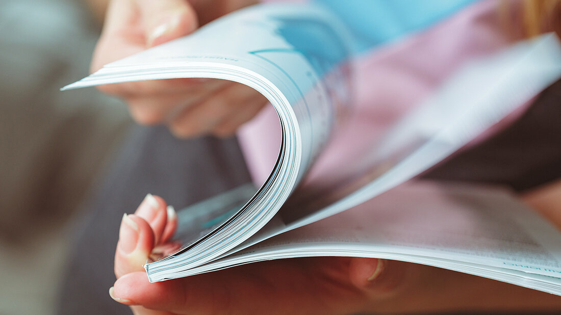 Foto einer Zeitschrift, die durchgeblättert wird