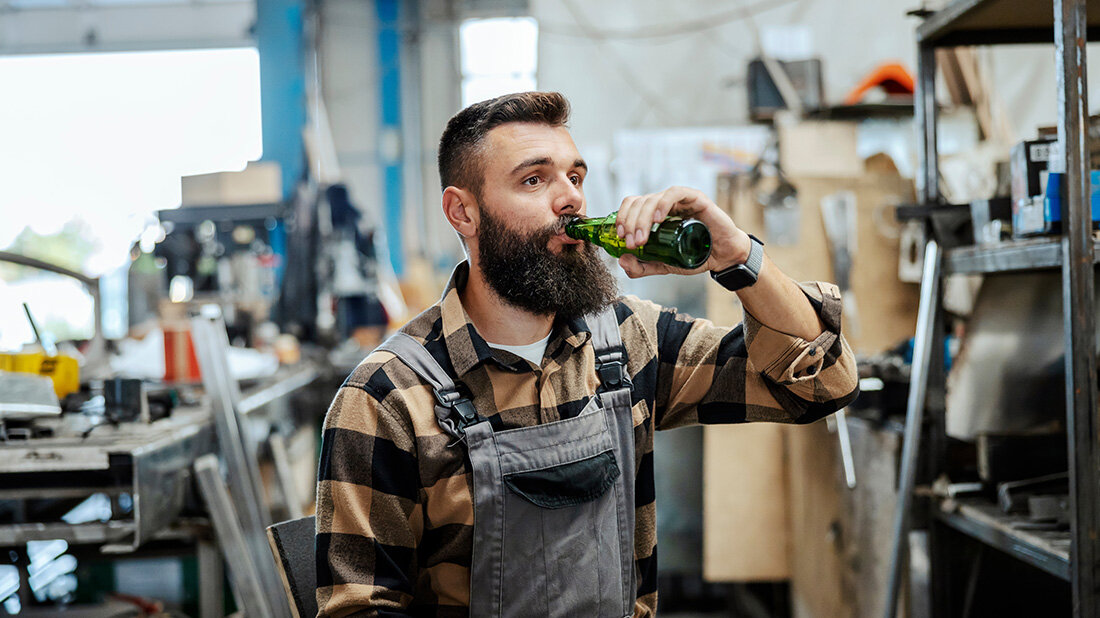 Alkohol im Job: KKH meldet enormen Anstieg