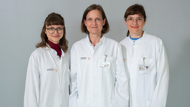 Drei Ärztinnen in Kitteln: Theresa Müller, Dr. Judith Lohse, Dr. Katharina Egger-Heidrich