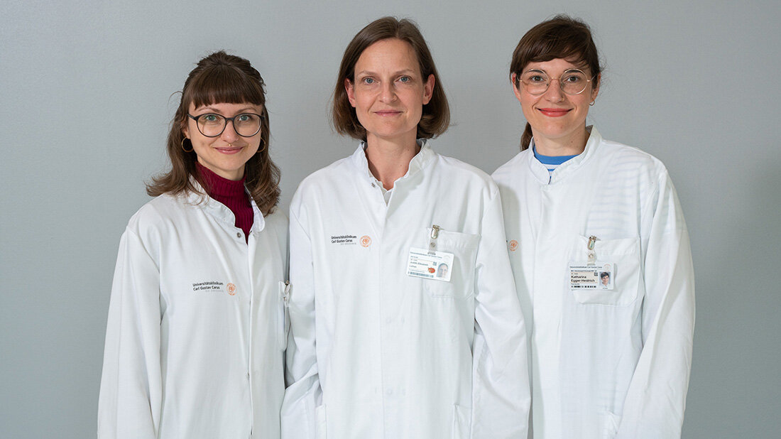 Drei Ärztinnen in Kitteln: Theresa Müller, Dr. Judith Lohse, Dr. Katharina Egger-Heidrich