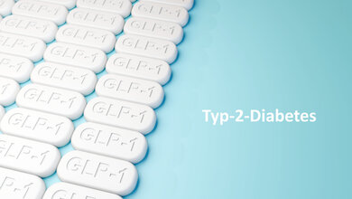 Typ-2-Diabetes_GLP.jpg weiße Plättchen, auf denen GLP-1 steht auf blauem Hintergrund mit der Schrift "Typ-2-Diabetes"