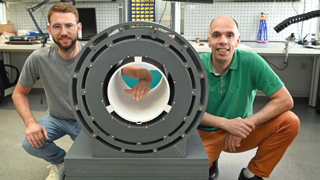 Low-Field-MRT.jpg Prof. Dr. Benjamin Meküc (r.) und Nils Allek (l.)
