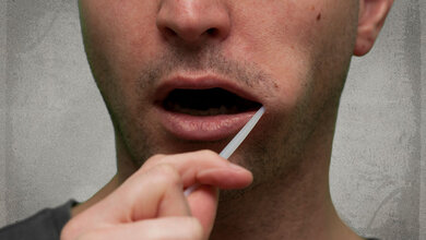 Ein Mann nimmt eine Speichelprobe.