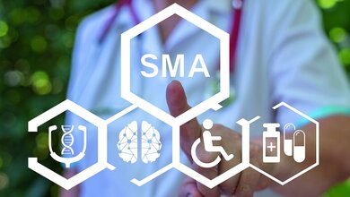Fotomontage mit verschiedenen Symbolen, unter anderem der Abkürzung für Spinale Muskelatrophie