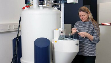 Forschende des Helmholz-Instituts haben nun das Verfahren über praktische Versuche in lebenden Zellen bis hin zur Bildgebung weiterentwickelt.