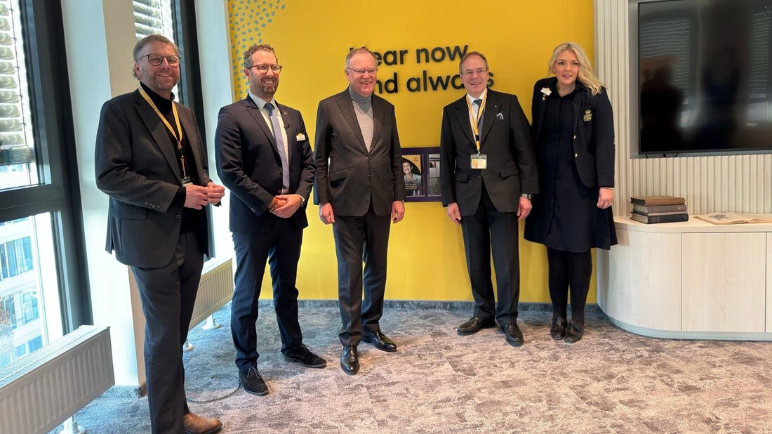 Cochlear_Hannover.jpg Nils Meyer, Projektleiter der Hörregion Hannover, Sebastian Salomon, Sales Director von Cochlear Deutschland, Stephan Weil, Ministerpräsident von Niedersachsen, Prof. Prof. h.c. Dr. med. Thomas Lenarz, Direktor der HNO-Klinik und des Deutschen HörZentrums der Medizinischen Hochschule Hannover, Janine Dersch, Market Access Manager Cochlear Deutschland
