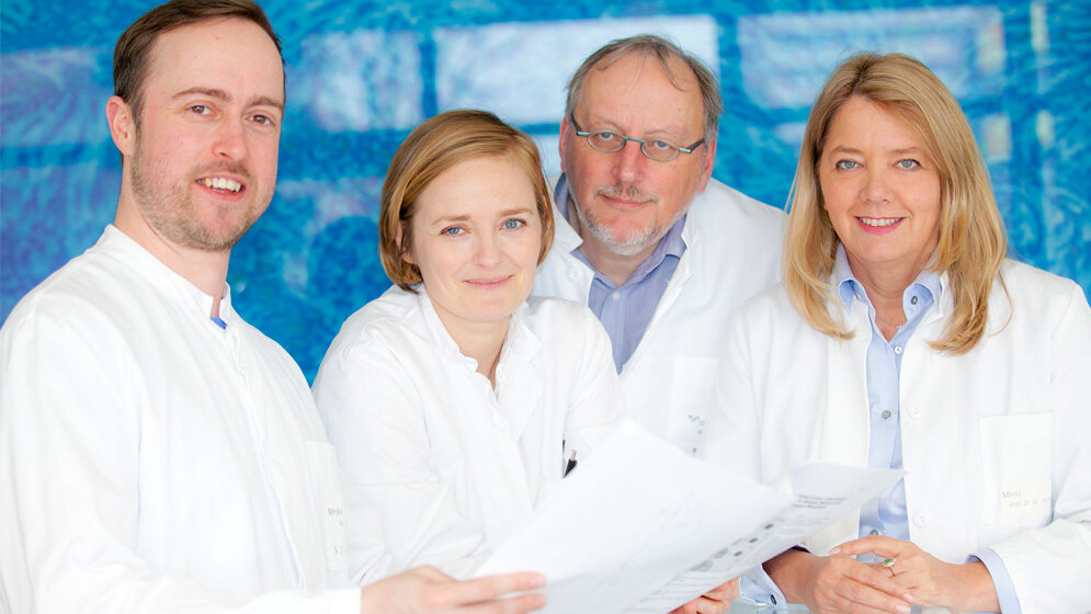 PD_Dr_Nico_Lachmann_Dr_Christine_Happle_Professor_Dr_Thomas_Moritz_und_Professorin_Dr_Gesine_Hansen_im_Labor_MHH_Kaiser.jpg Privatdozent Dr. Nico Lachmann, Dr. Christine Happle, Professor Dr. Thomas Moritz und Professorin Dr. Gesine Hansen