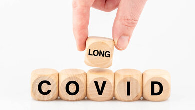 Long_COVID_Studien.jpg Holzwürfel stellen das Wort Long COVID dar.