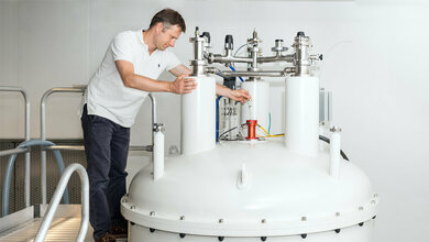 Prof_Franz_Hagn_mit_Kernspinresonanzspektroskopie_Probe_Uli_Benz_TUM.jpg Prof. Franz Hagn